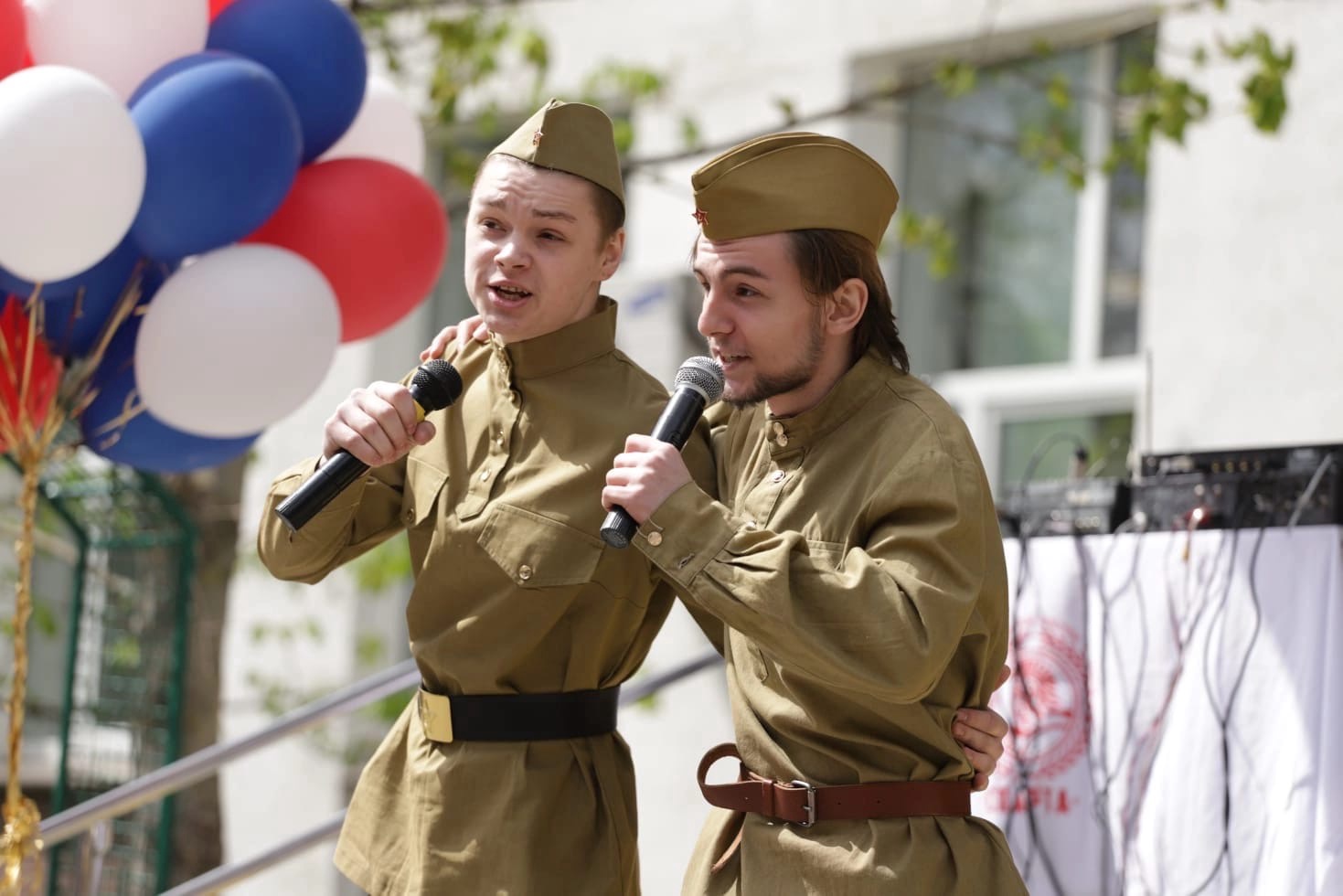 Участие студентов в праздничных концертных программах, посвященных Дню Победы.