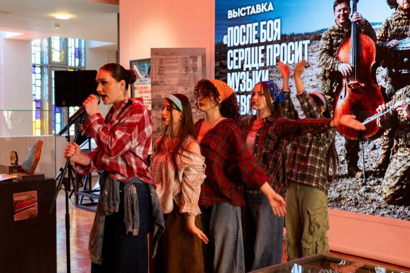 Студенты ГУЦЭИ приняли участие в открытии выставки «После боя сердце просит музыки вдвойне…»